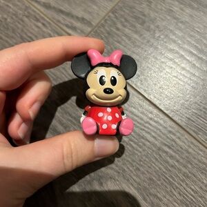 Sitting minnie mouse figure